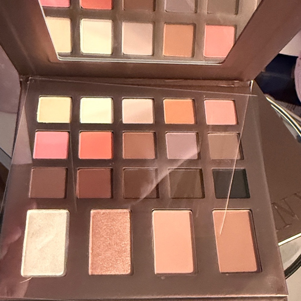 Luxurious Eyeshadow Palette with Rich and Warm Shades